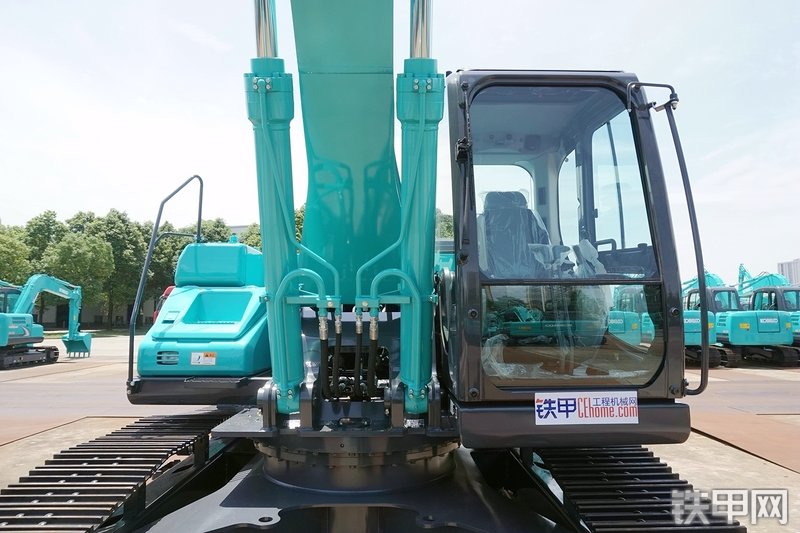 神钢SK260LC-10挖掘机整机外观