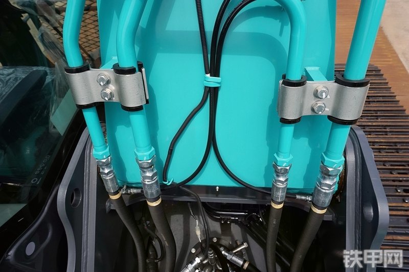 神钢SK220XD-10挖掘机局部