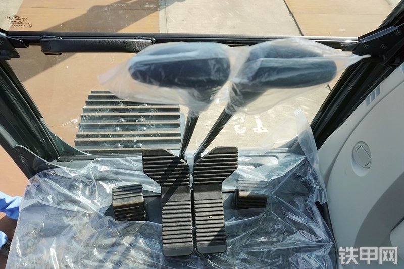 神钢SK210LC-10挖掘机局部