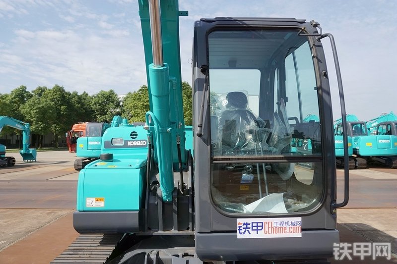 神钢SK75-8挖掘机整机外观