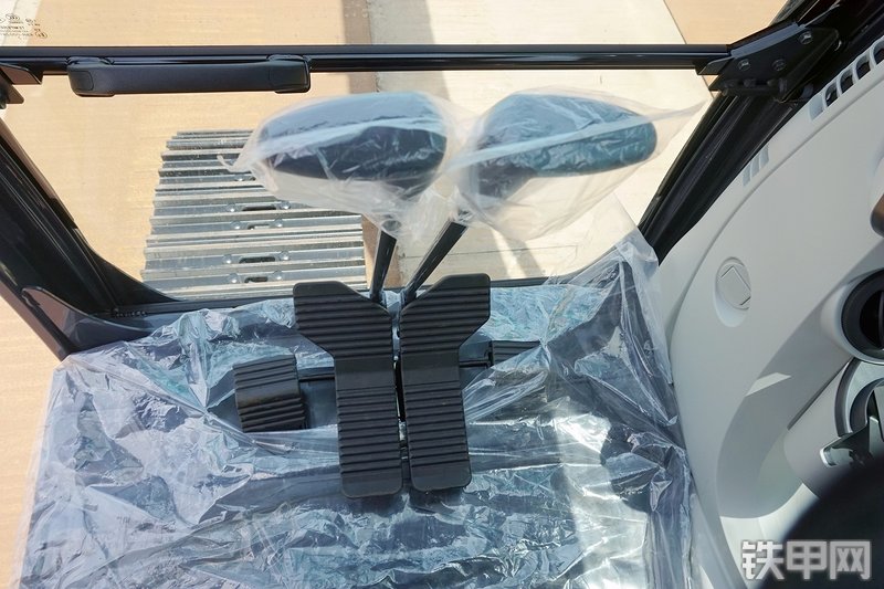 神钢SK260LC-10挖掘机局部