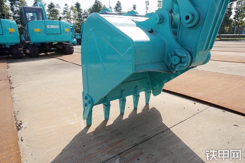 神钢SK75-8挖掘机局部