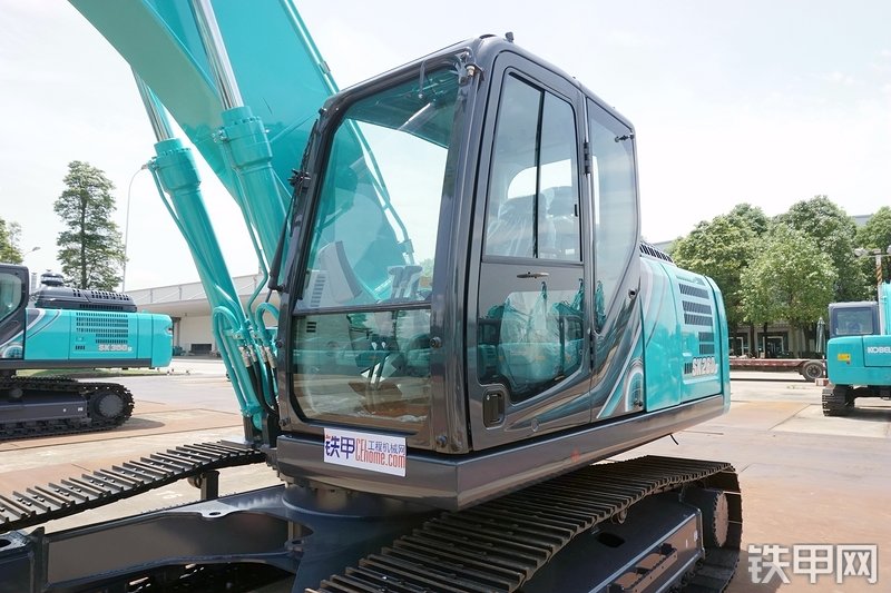 神钢SK260LC-10挖掘机整机外观