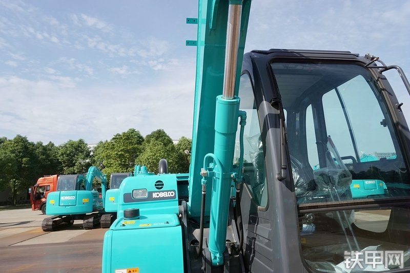 神钢SK75-8挖掘机局部