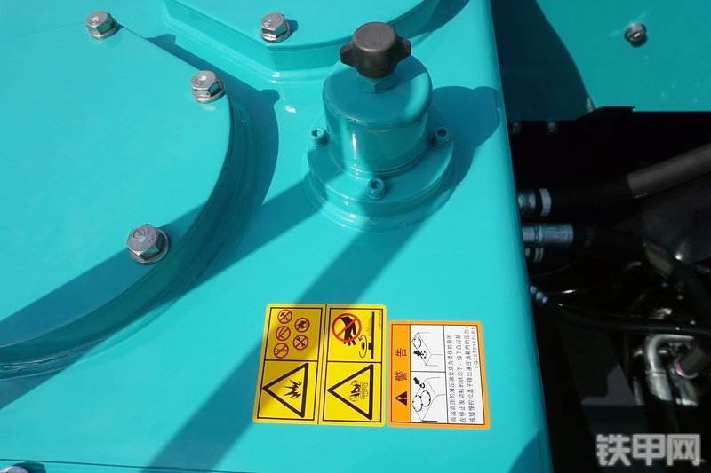 神钢SK200-10挖掘机局部