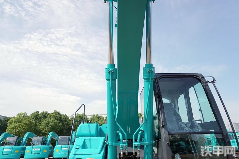 神钢SK200-10挖掘机局部