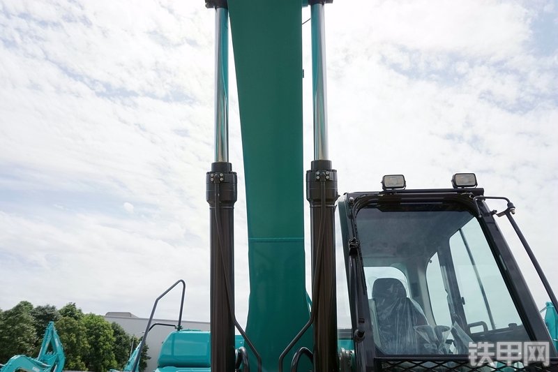 神钢SK220XD-10挖掘机局部