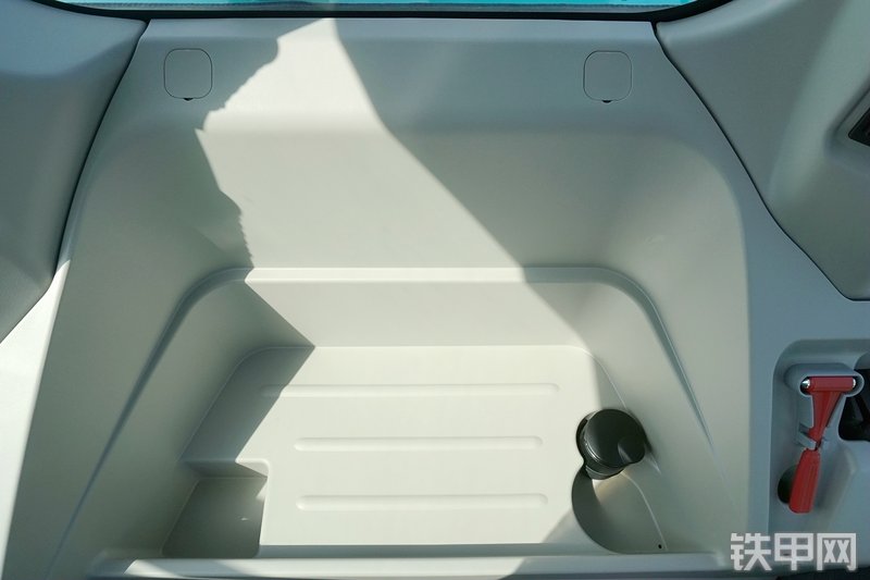 神钢SK200-10挖掘机局部