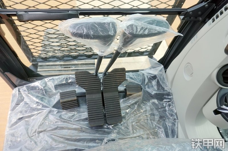 神钢SK380XD-10挖掘机局部