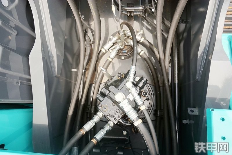 神钢SK220XD-10挖掘机局部