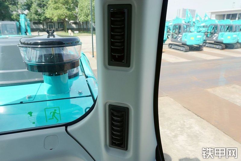 神钢SK200-10挖掘机局部