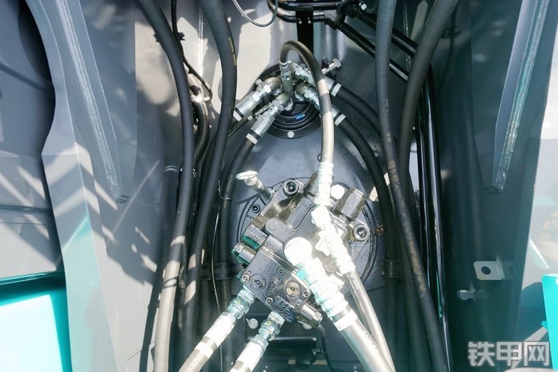 神钢SK210LC-10挖掘机局部