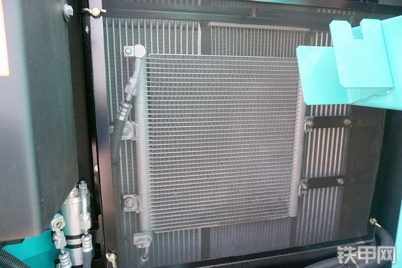 神钢SK75-8挖掘机局部