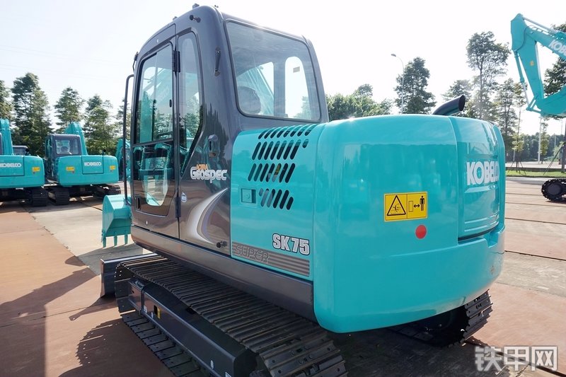 神钢SK75-8挖掘机整机外观