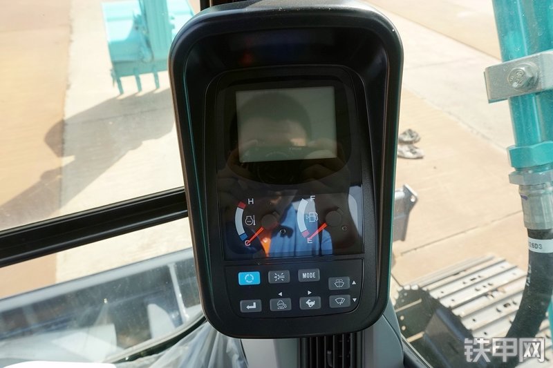 神钢SK75-8挖掘机局部