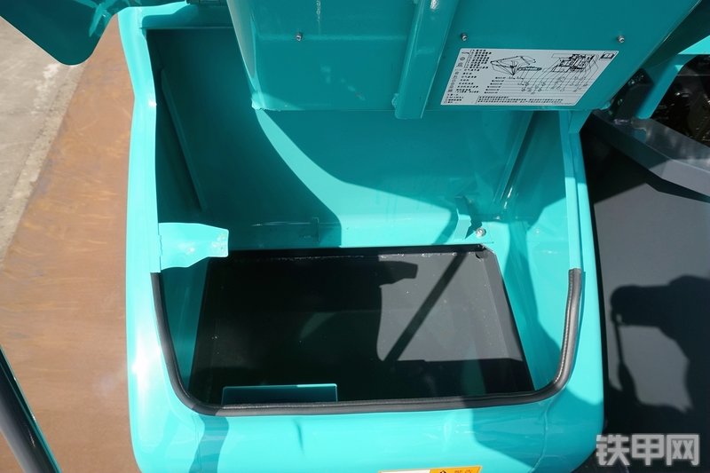 神钢SK200-10挖掘机局部