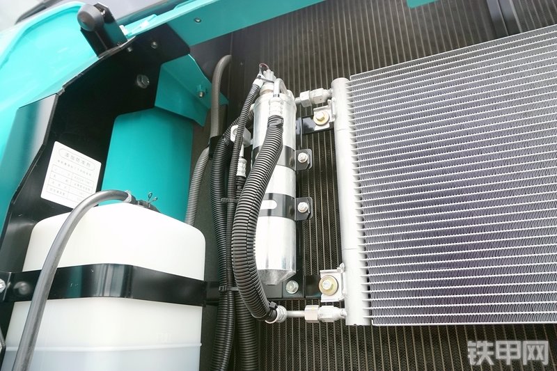 神钢SK380XD-10挖掘机局部