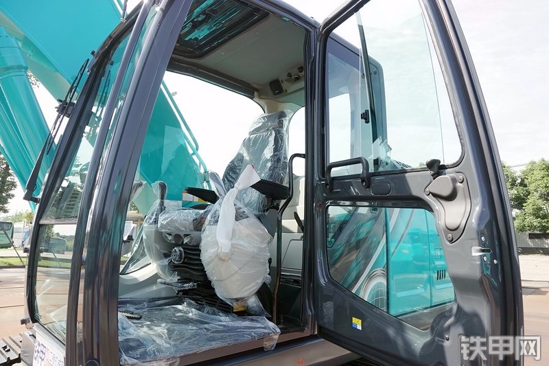 神钢SK200-10挖掘机局部