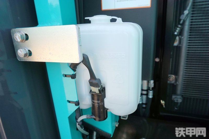 神钢SK75-8挖掘机局部