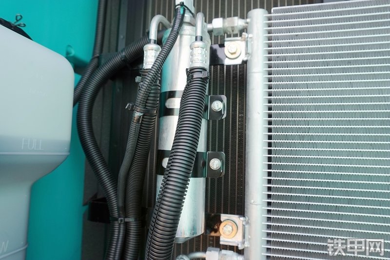 神钢SK200-10挖掘机局部