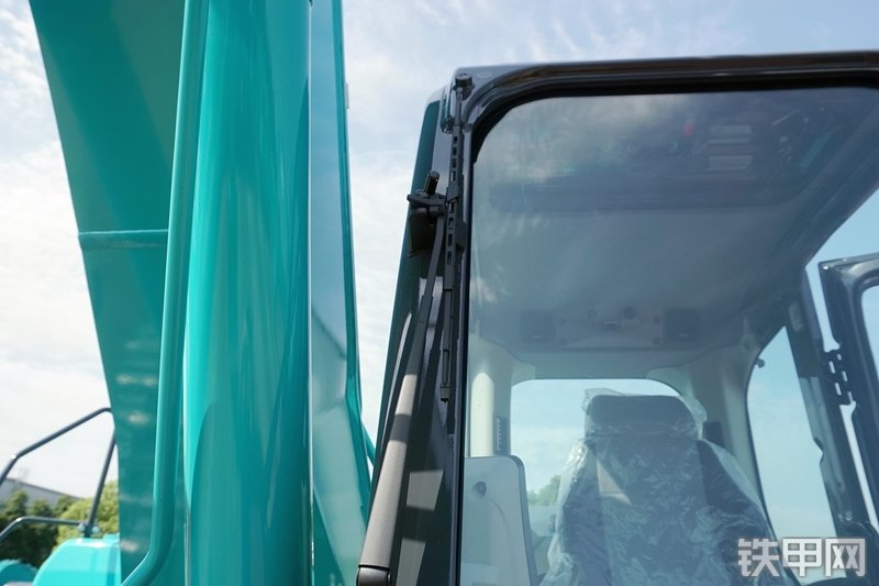 神钢SK200-10挖掘机局部