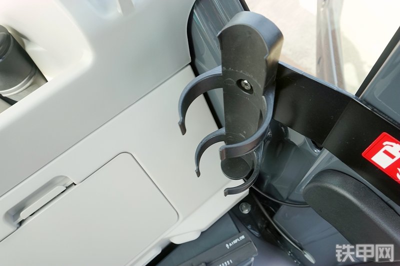 神钢SK200-10挖掘机局部