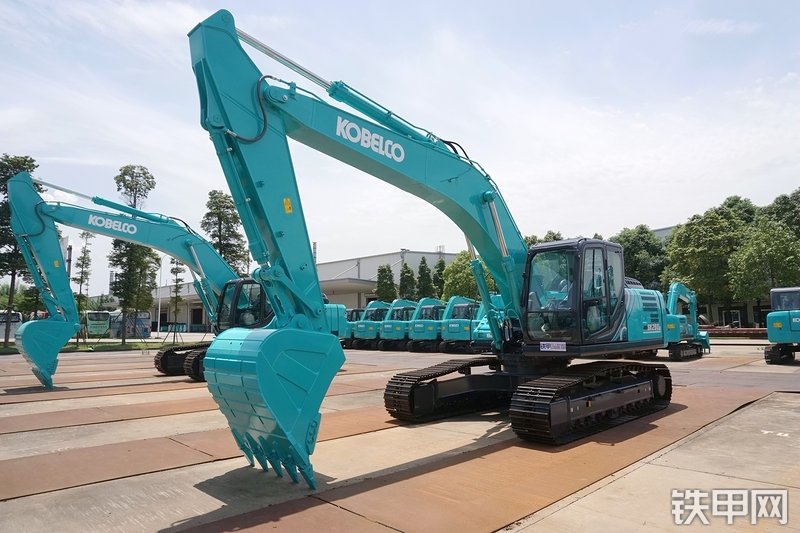 神钢SK260LC-10挖掘机整机外观