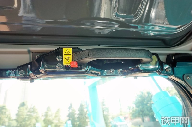 神钢SK200-10挖掘机局部