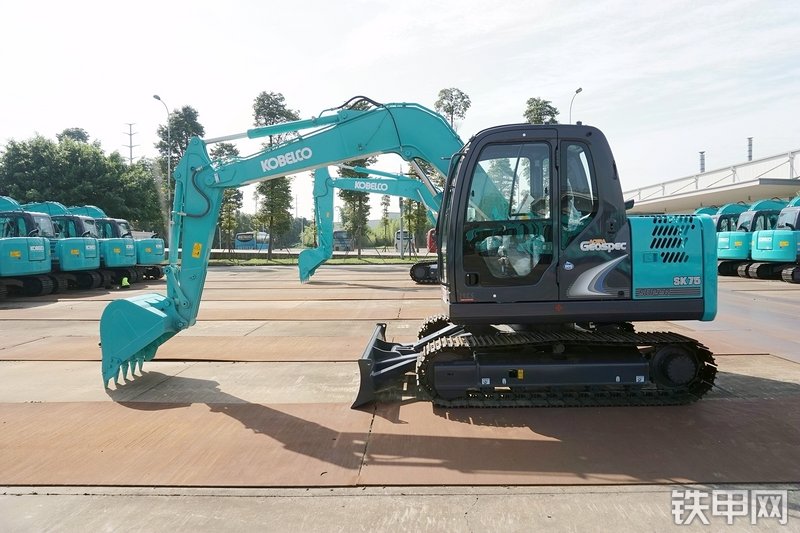 神钢SK75-8挖掘机整机外观