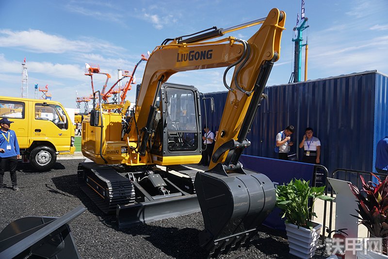 柳工CLG9075E挖掘机整机外观