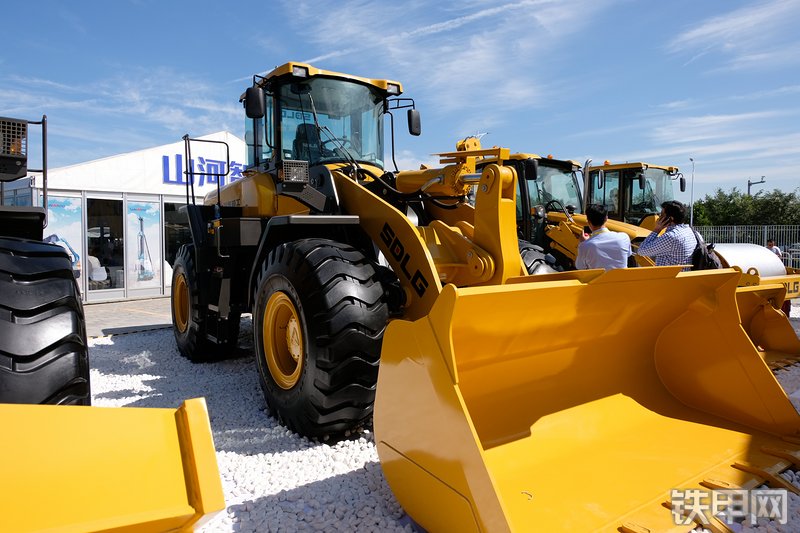 山东临工L956F-LNG装载机整机外观