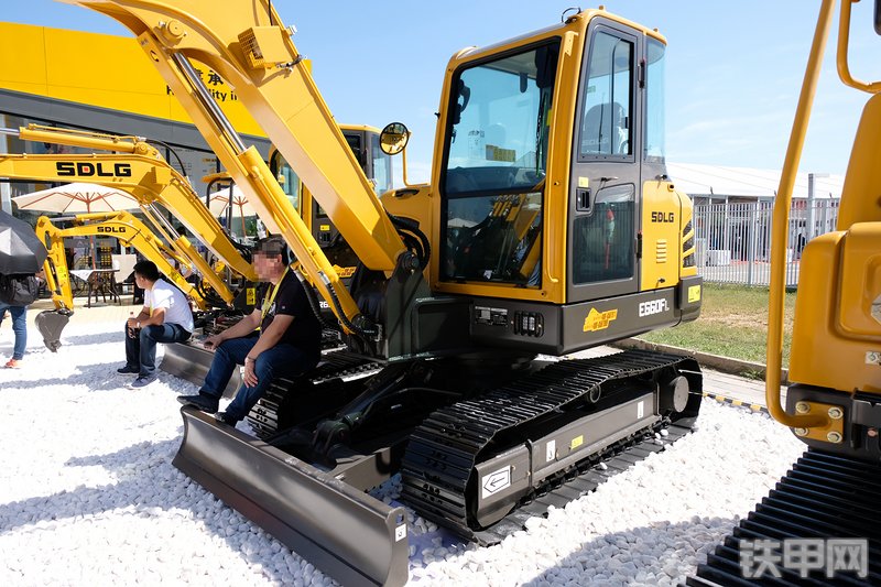 山东临工E660FL挖掘机整机外观