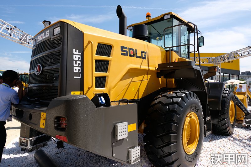 山东临工L959F装载机展会( )