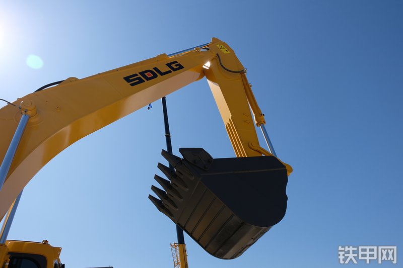 山东临工E6225H挖掘机展会( )