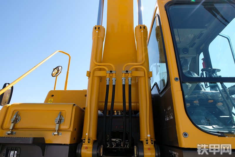 山东临工E6225H挖掘机展会( )