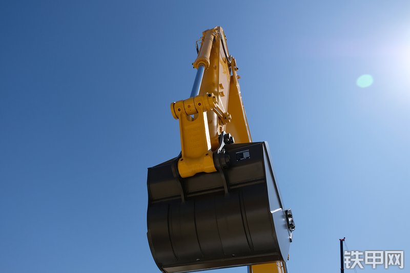 山东临工E6225H挖掘机展会( )