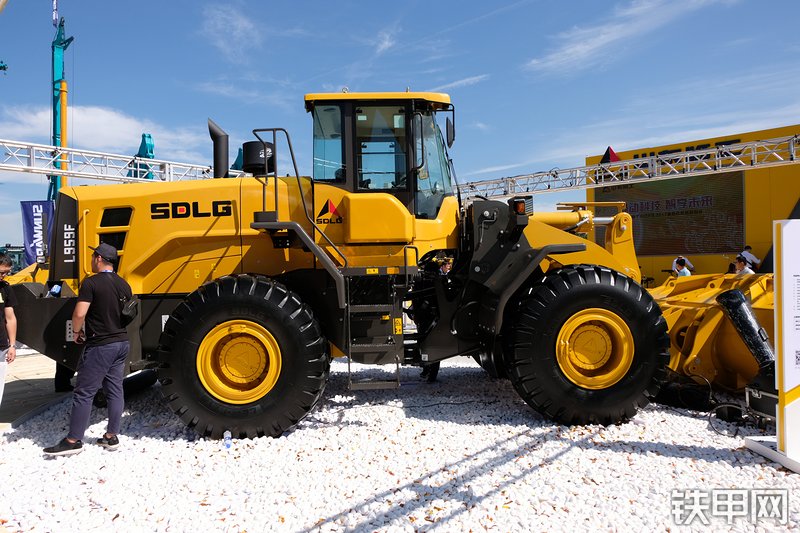 山东临工L959F装载机展会( )