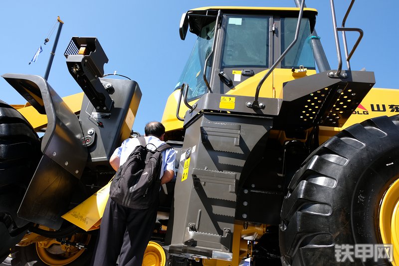 山东临工L955FC装载机展会( )