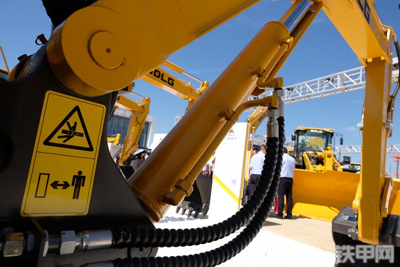 山东临工ER636F挖掘机展会( )