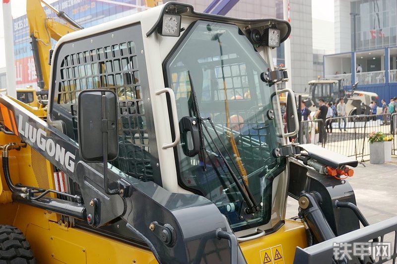 柳工CLG385B滑移装载机展会( )