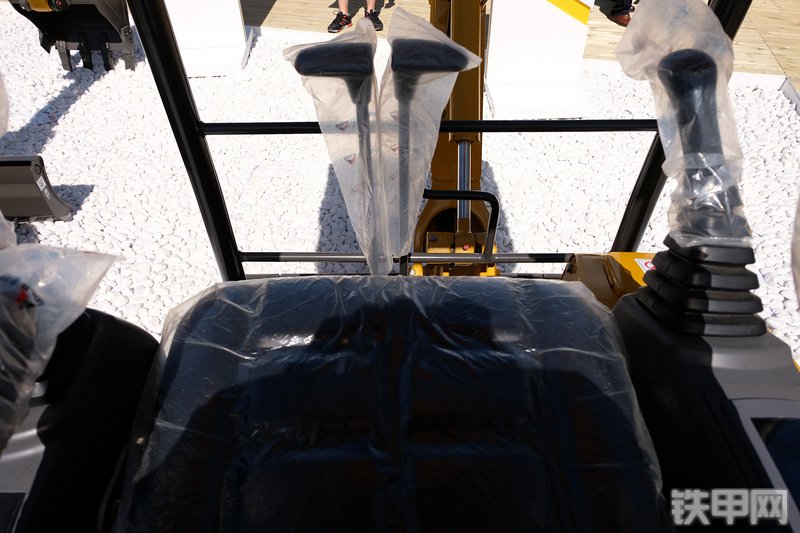 山东临工ER616F挖掘机展会( )