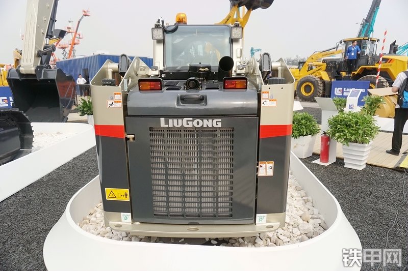 柳工CLG375B滑移装载机展会( )