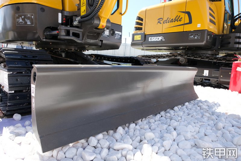 山东临工ER636F挖掘机展会( )