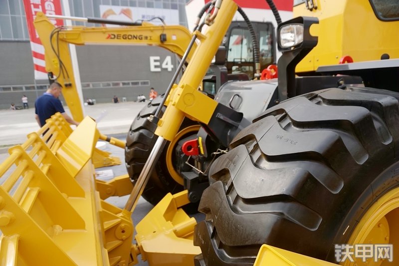 德工DGT240推土机整机外观