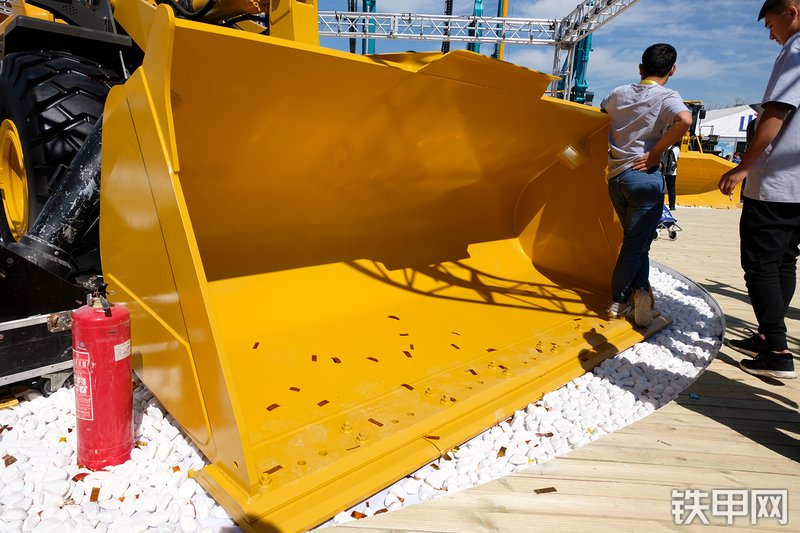 山东临工L959F装载机展会( )