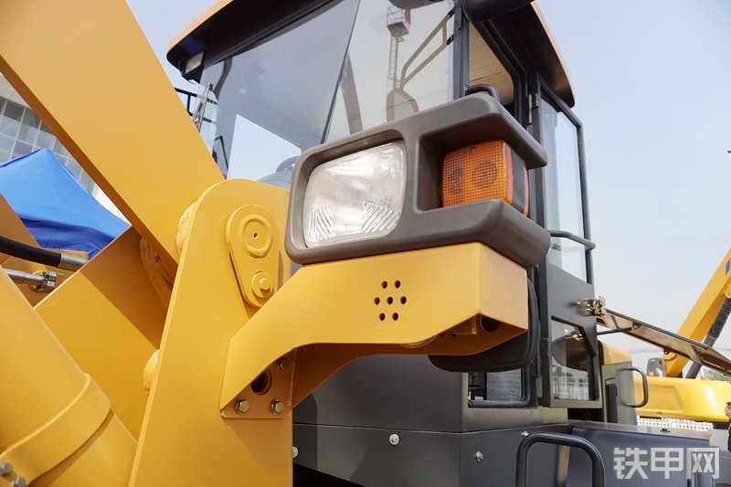 中泽华威HM833HG装载机展会( )