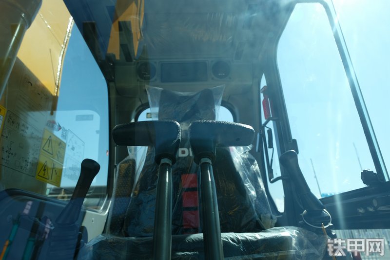 山东临工E6225H挖掘机展会( )