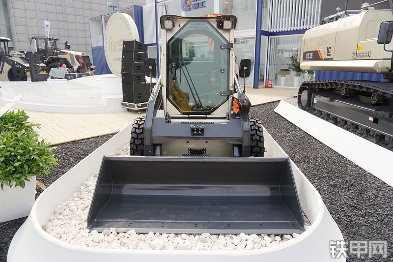 柳工CLG375B滑移装载机展会( )