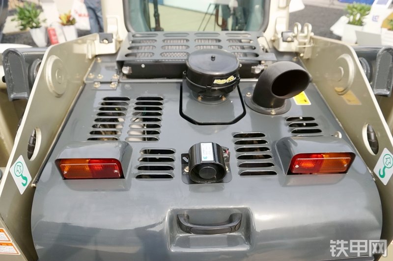 柳工CLG375B滑移装载机展会( )