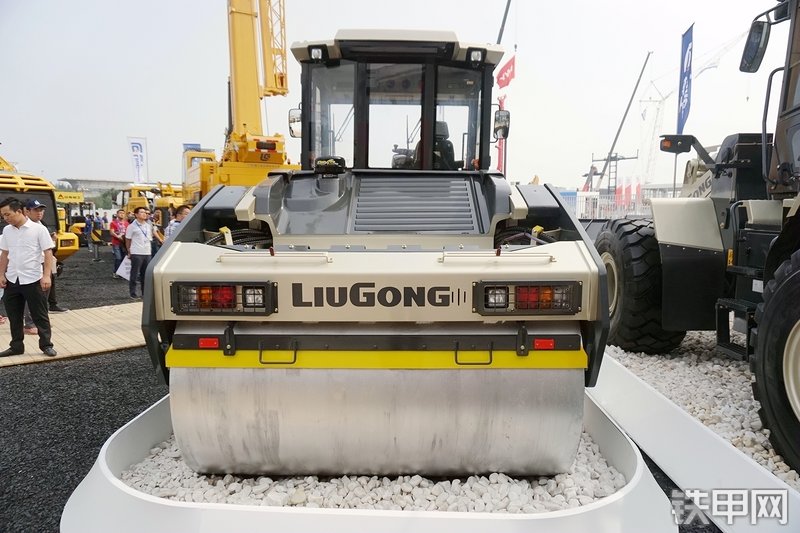 柳工6212E压路机整机外观